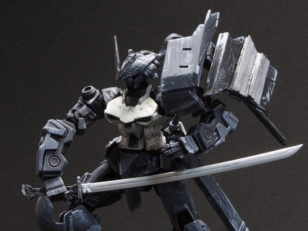 メイン武器の日本刀型実体剣です。刀の名前や銘は未定です。後述しますが、刀身はコンパウンドでの処理をしています。写真でわかりやすく表現できなかった点が悔やまれます。