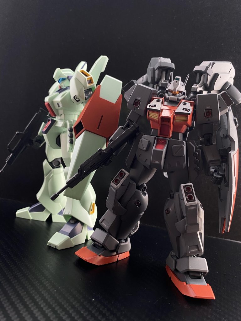 ジェガン訓練機と、訓練時はペイント弾が装填されたジムライフルを使用。ペイント弾は曳光弾となっており、弾道が見えるようになっている。