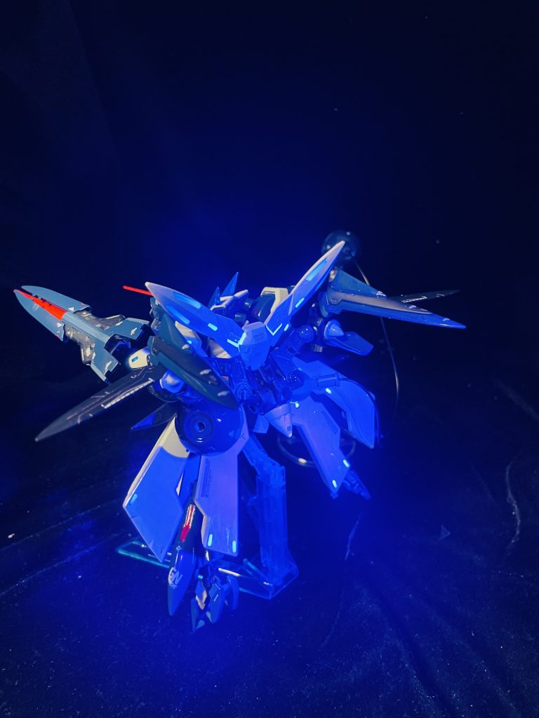 バックショット。フレーム等の黒系部分は艶消し、本体装甲等は光沢でトップコートしました。