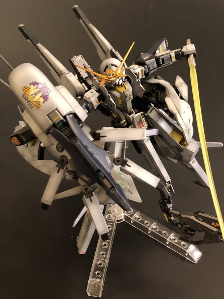 股間のサブアームはビームガンやサーベル等運用可能。