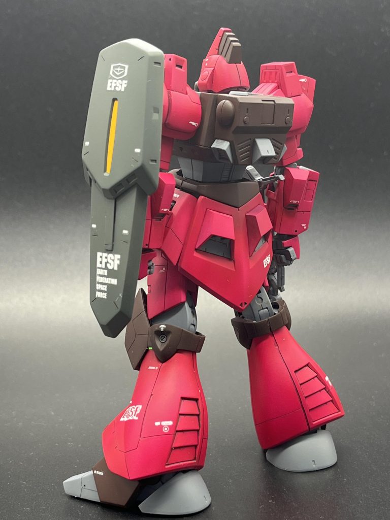 後ろはデカール少なめ!バックパックは設定だと、茶色一色で味気ないので塗り分け。昔からシールドが緑なのは合わないと思っていたので緑味を落として渋めの配色。