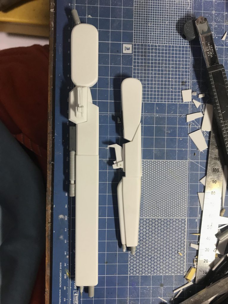 ビームライフルはプラ板などでスクラッチしています。元デザインはMK-Ⅴ連邦仕様のビームライフルです。連射ビームライフルは少しアレンジを加えて、横に持ち手を付けています。