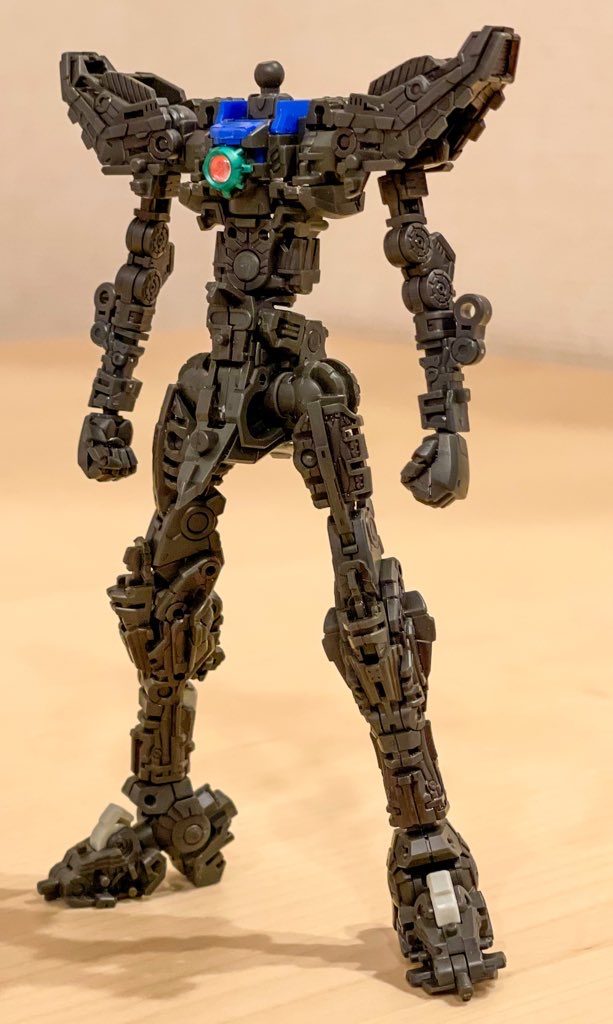 内部フレームはもう変態可動です。墨入れもして見ると細かな造形がとても目につきます。