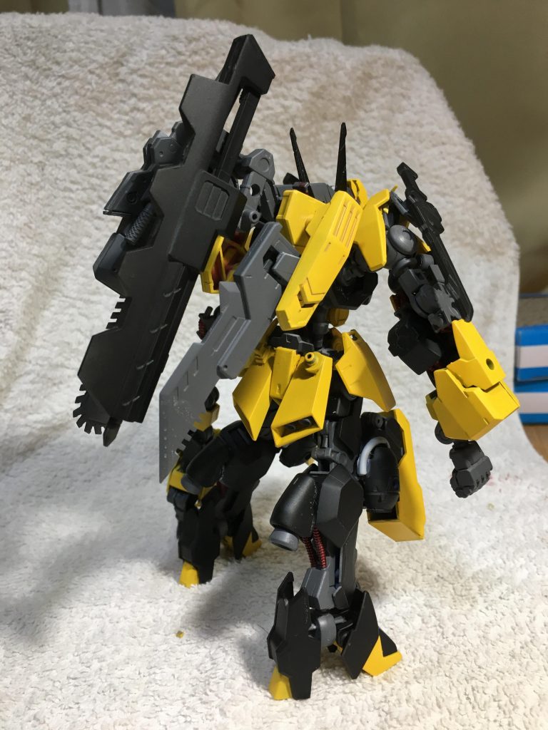 まずバックショットから。背中はウェポンラックです。鈍器てんこ盛り!!