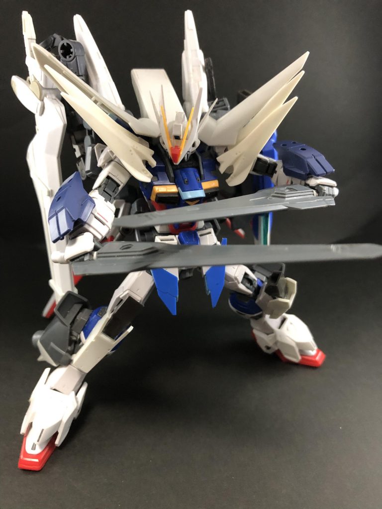 レールガンはビームサーベルのグリップを差し込むことで実体剣にもなります。カッコいい。