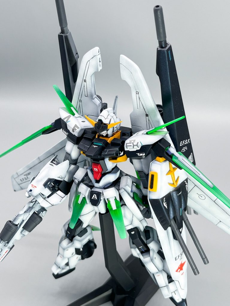 塗装について。宇宙世紀ガンダムっぽく、ガンダムMkⅡやνガンダムに寄せたカラーリングで塗装。メカサフLIGHTを下地に、白部分はガイアのアルティメットホワイト+コールドホワイト。グラデーション塗装の練習のつもりで頑張りました。紺部分は今回初採用したプリズムブルーブラックです。つや消し仕上げにしましたが、流石いいお値段なだけあって満足のいくカラーになりました。