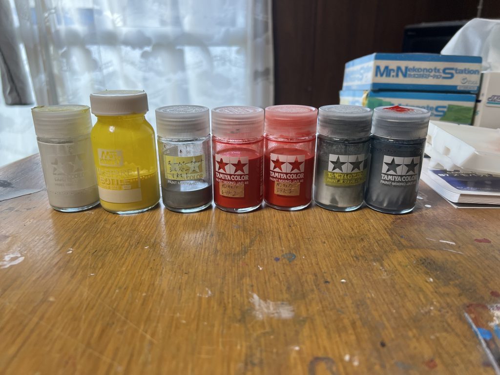 機体色の赤色は2色作ったけど色味の違い無さすぎて失敗したのでエナメル塗料の赤と黄色混ぜて部分塗装して誤魔化してます(^_^;)