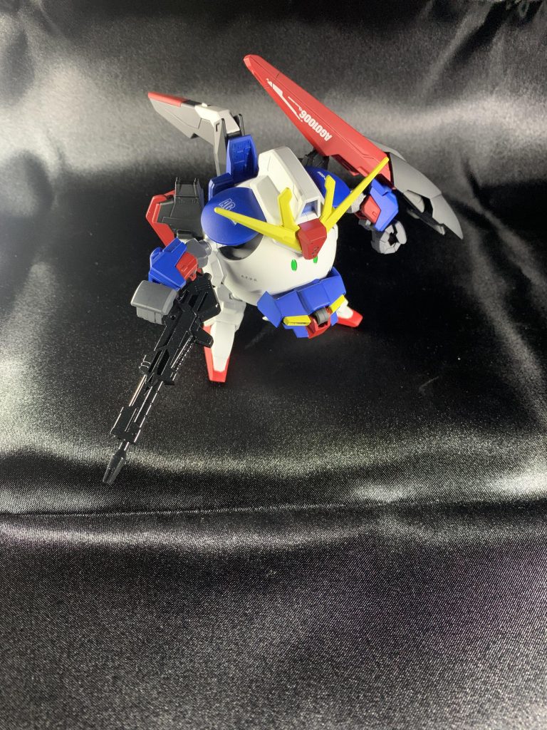 以前 作ったメッサーラやギャプランとは違って、完全変形ではありません。MSからMAに変形する際は、トサカ部分と腕、フロントスカートのパーツを外して変形させてます。