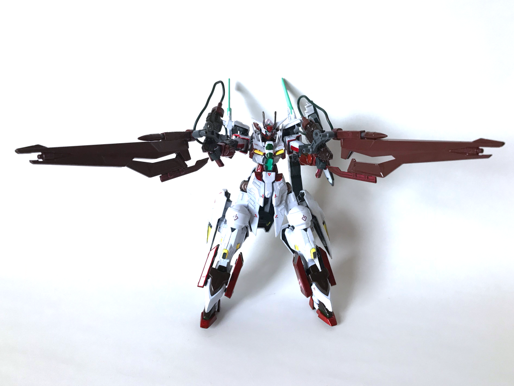 装備その2-1・リヴルードライフル/リヴルードソード本機パイロットが自身で制作した武装で、本機の専用装備ではない。ただし稼働にはGN粒子がエネルギー源として必要。刀身に銃身を組み込み、変形機構によって剣と銃を切り替える「近接武器をオールラウンドにした武器」。刀身自体は所謂「ぶった斬る」タイプのものだが、発砲時の熱を刀身に伝導させることでヒートブレードとして「焼き斬る」ことも可能。逆説的にヒートしていないときのリヴルードソードはただの紅い鈍器。