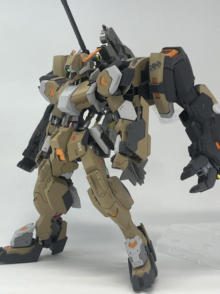 スタイル変更やパーツカットして組み直したりしてます。額も幅増してたり。