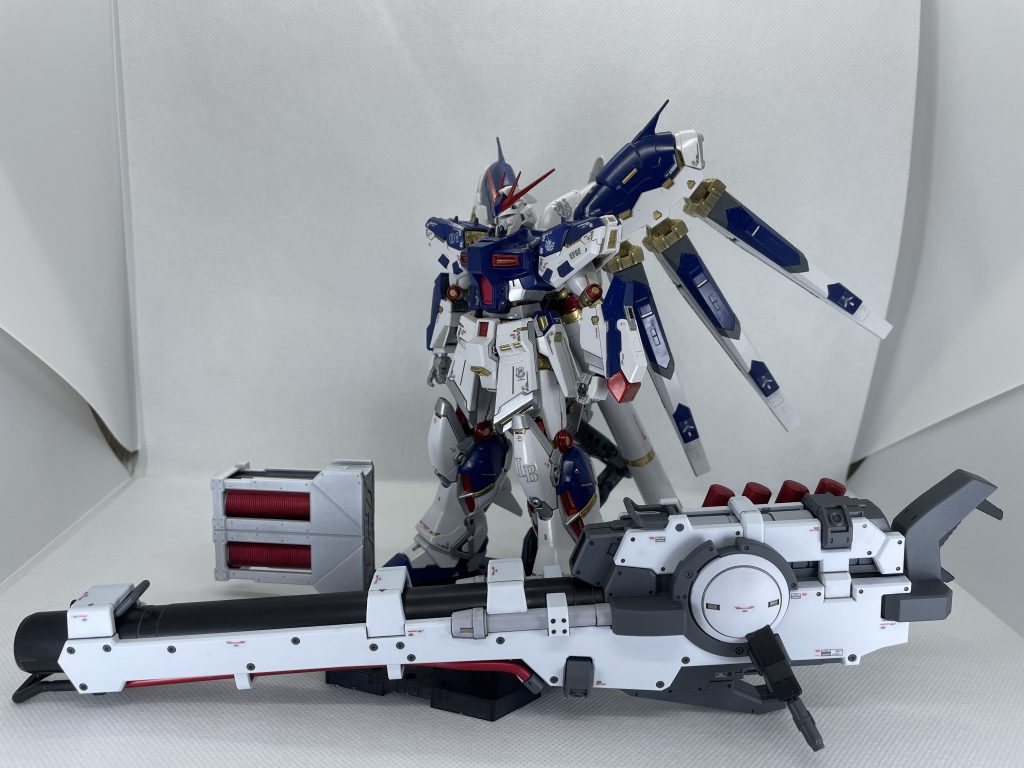 ハイパーメガバズーカランチャーと一緒に。ランチャーの赤い部分はシルバー→クリアーレッドで塗装。hi-νガンダムとほぼ同じに合わせています。