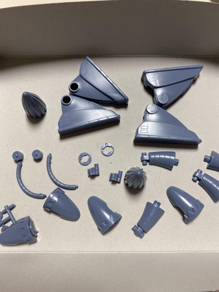 アッグの残りパーツ。これだけで何とか何かをと思って考えるも何も出ない。つなぎに何かを投入する事に。