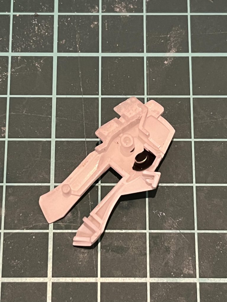 足は本体作成の時に磁石を仕込んでなかったのでバラして入れました。特に加工とかしなくても磁石を入れるスペースがありました。