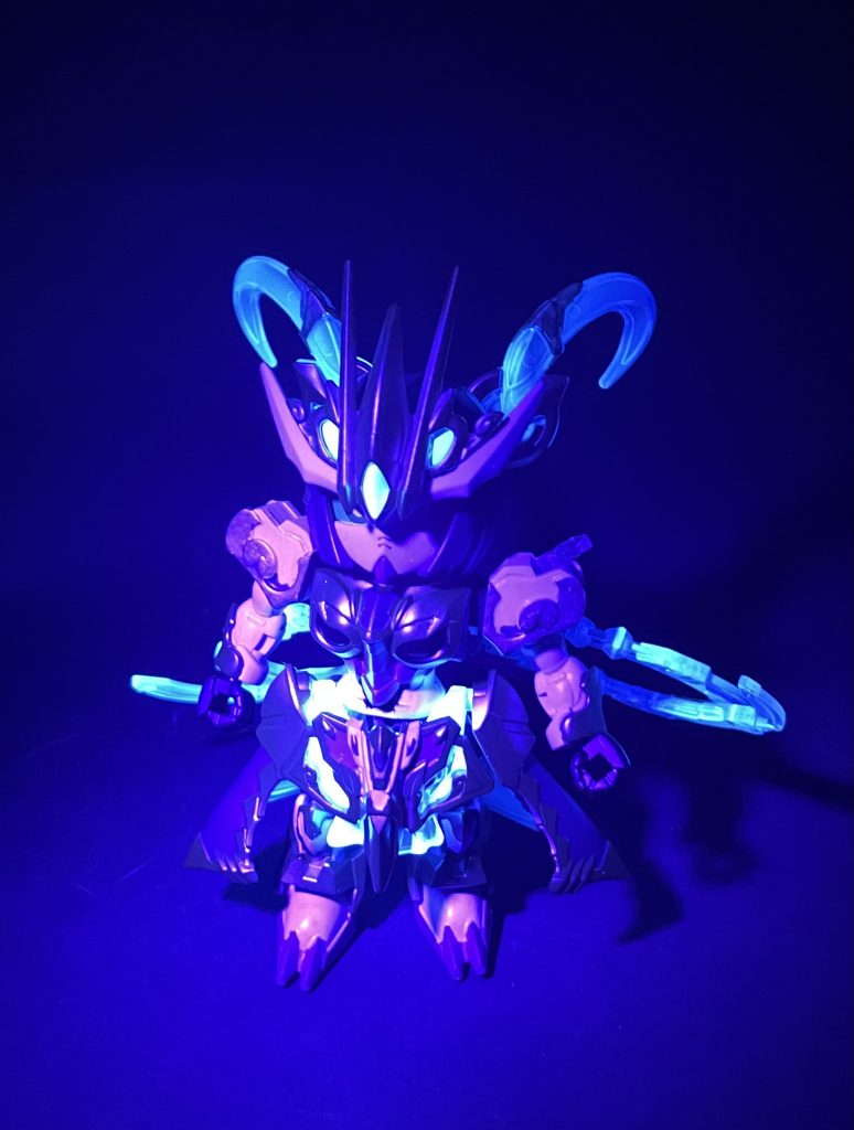 クリアパーツはクリアブルーを塗り、その上に蛍光クリアを塗装しています！