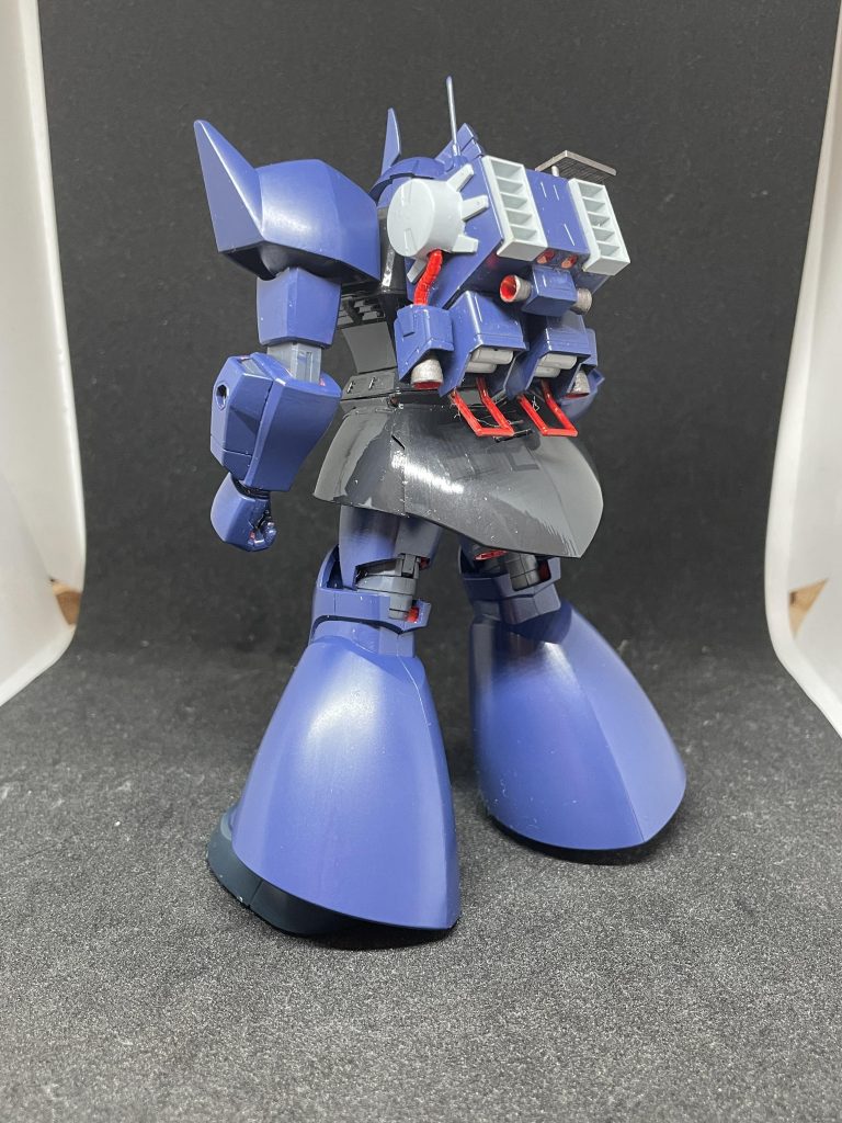 まずはマインレイヤーから。ゲルググ本体は弄らず、バックパックの取付部分の加工がメインとなりました。頭部は通信精度向上のため、アンテナ付きという設定でシャア専用。