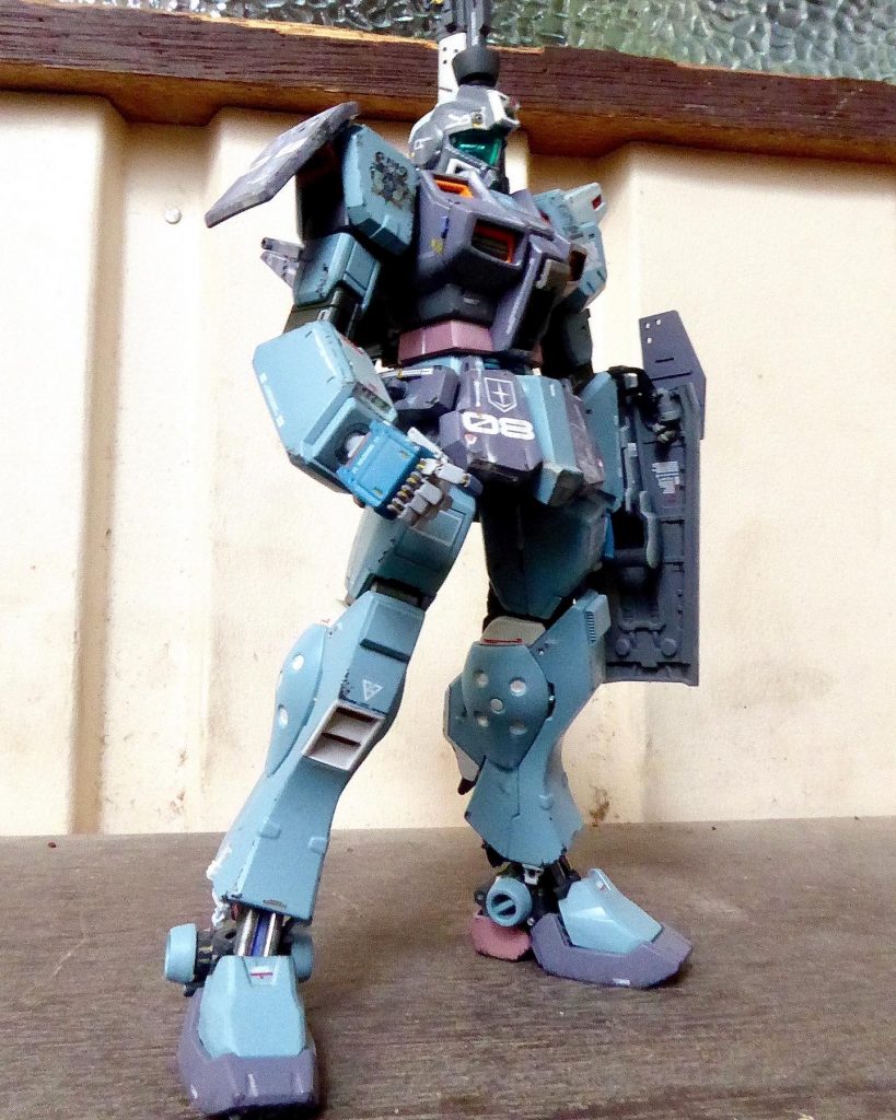 カラーリングはグレー寄りのバイオレットと手足はグレー寄りのブルーグリーンを何度も調色して塗装しましたが、未塗装のジムカスタムのキット色とさほど変わらない色に後で気付きました笑