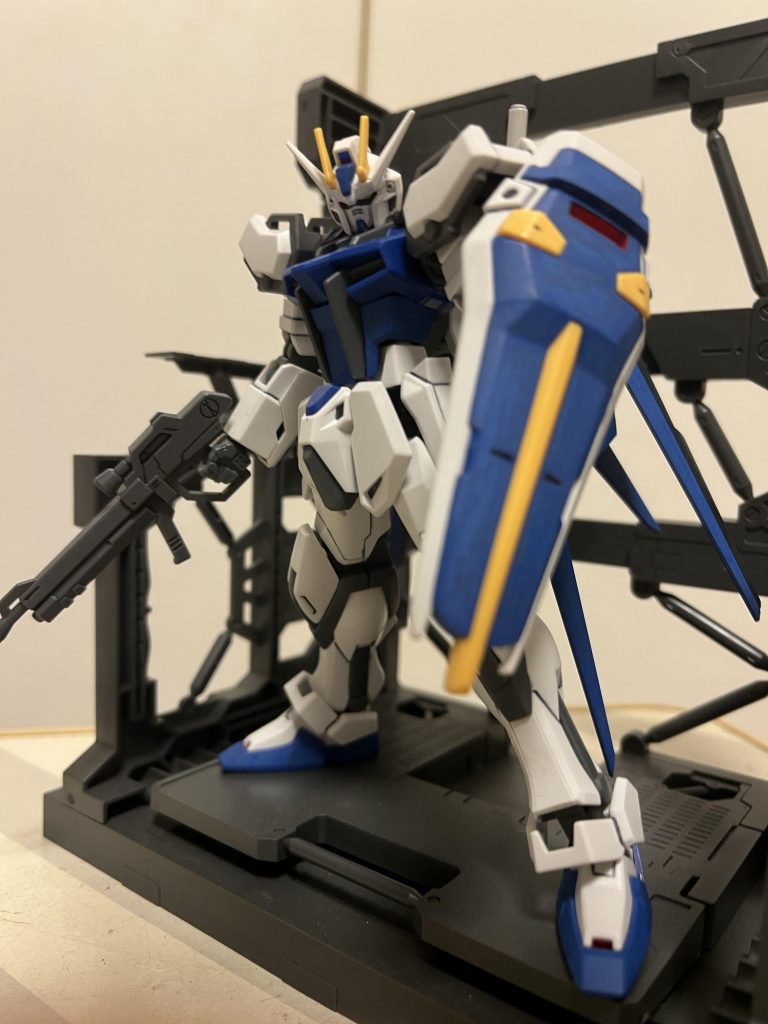 今更ですけど、シールドとエールが青いのは、持ってきた先が青いストライクだからです。