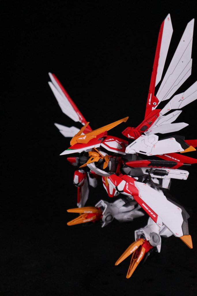 飛行形態。イージスナイトの強襲モードを鳥に模した形態。使用パーツの都合上、賛否両論あるRGウイングガンダムのバード形態っぽい。僕はあのアレンジかっこいいと思うんすけどね。