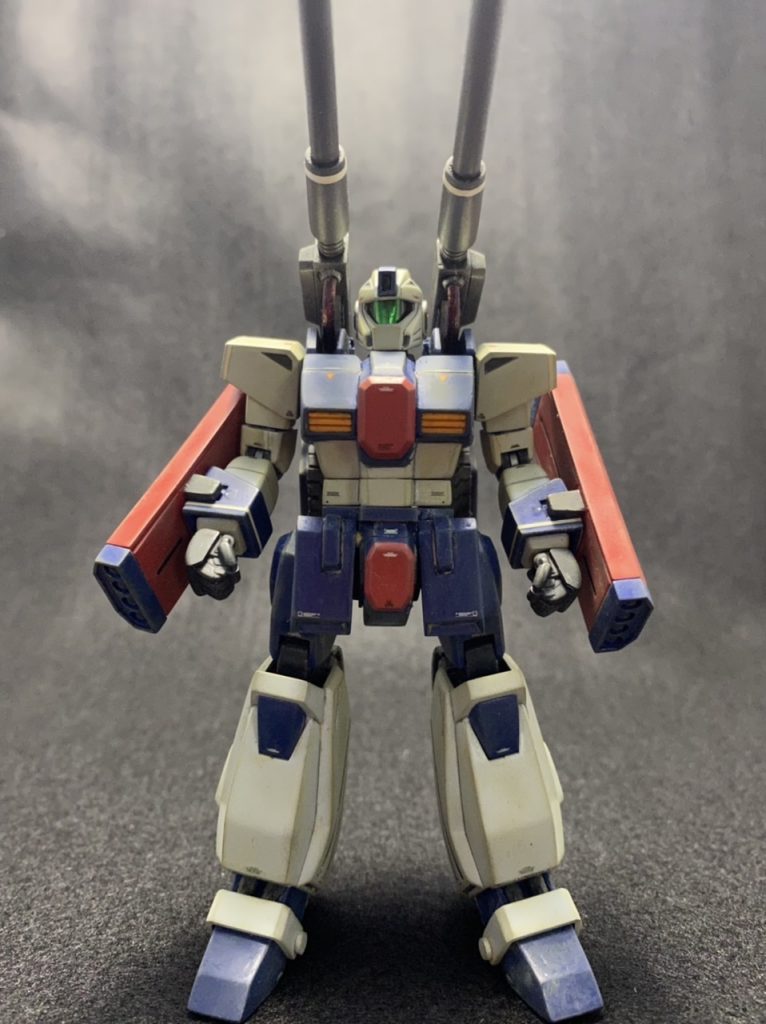 キットにはない下腹部をプラ板で製作、磁石で取り外しが出来るように加工し戦車形態時の車高下げにも対応。内側にしか曲がらなかった肘関節を市販品に置換、上腕はキュリオスのものを流用加工。首周りも差し替え式のパーツを用意しMS時のスカスカ感を無くしました。手首はビルドナックルを使用。