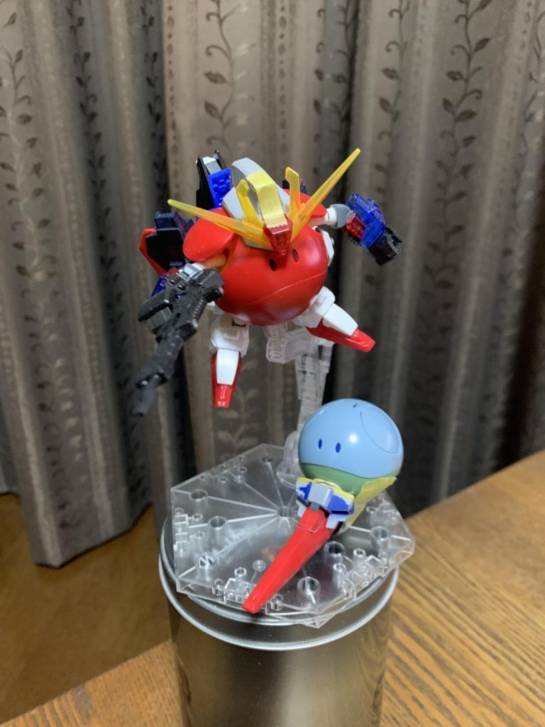 フライング・アーマー(羽の部分)や胸部、脚部、フロントスカートはBB戦士。頭部V字アンテナやトサカ部分、腕部や武装はクロスシルエットから拝借。