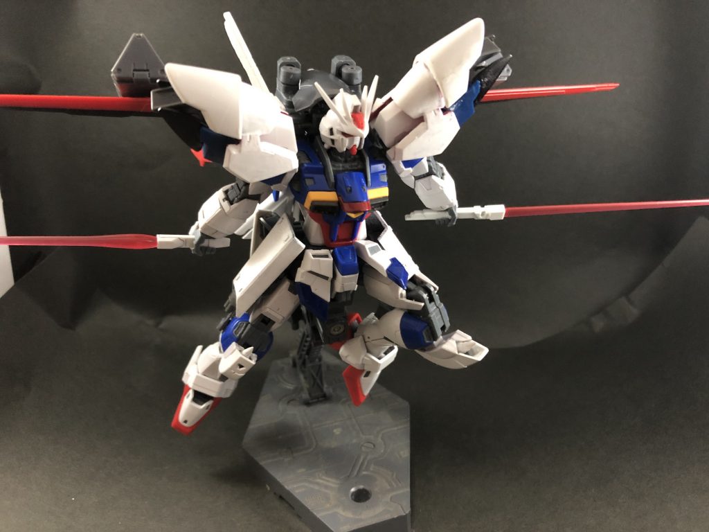 ビームサーベルは2種を2基ずつ装備しています。丸形のビームサーベルはリアアーマーのビームキャノンにマウント、平坦なビームサーベルはバックパック側面にマウントしています。