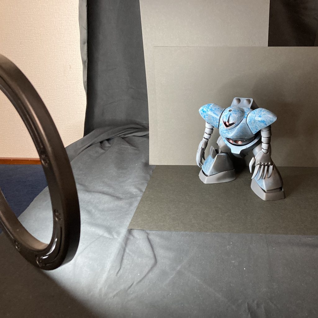 撮影風景です。背景は100均の画用紙です。影を設定してあるので、照明の当て方が難しかったです。