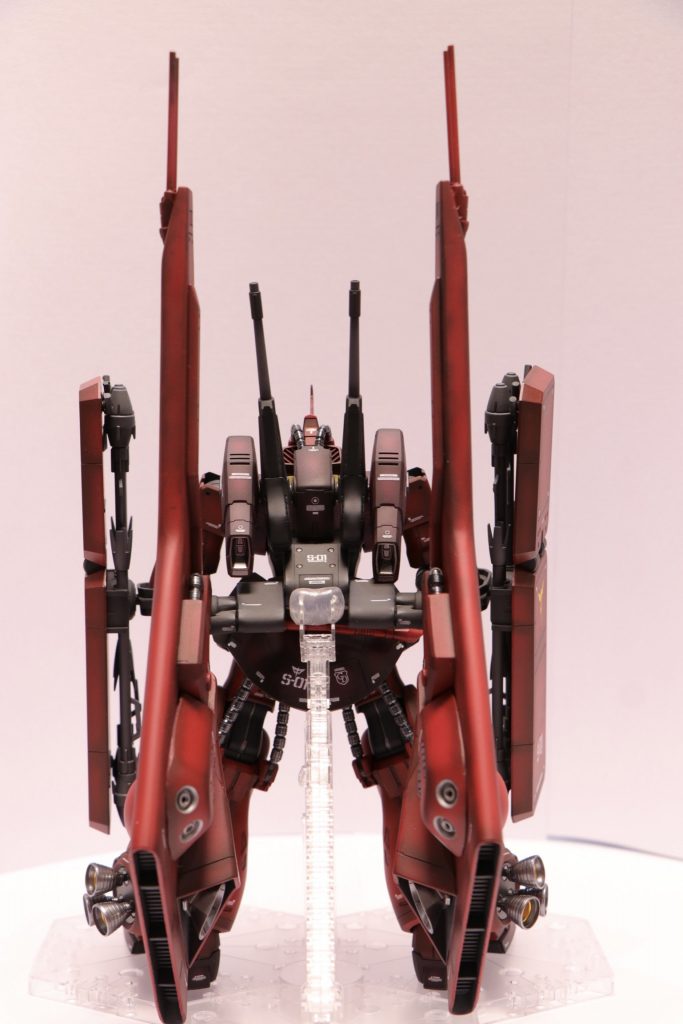 バックパック下から先、グライバインダーと取り付け基部はフルスクラッチです。プラ板、プラ棒、プラパイプ、各種パテを駆使して作りましたが流石に重すぎてアクションベースを使っても自立が困難だったため、グライバインダーも支えています。なので、アクションポーズの自由度がメチャクチャ低いです…(^^;)