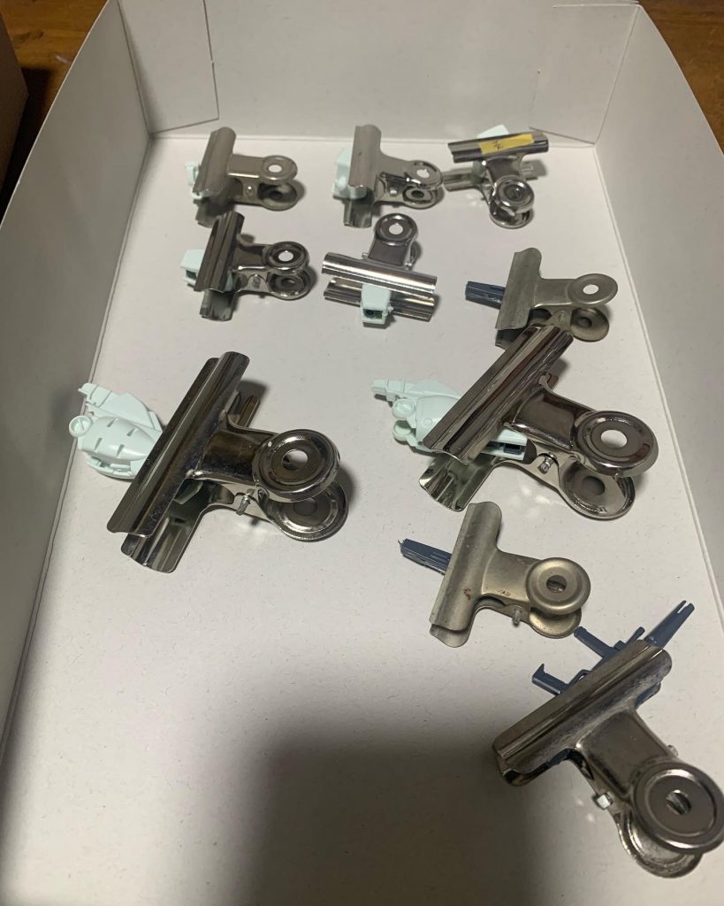 合わせ目のある部品をやってる所。ランナーパテで合わせ目消してます。