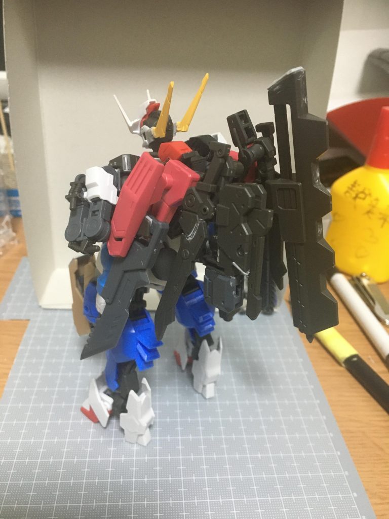 武器を持たせることが楽しくなってしまい勢いで武器を追加!気がつくと日本刀は背中から無くなっていました…