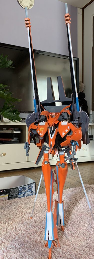 装備機体の全長とほぼ同じくらいの長さの砲身を持つ宇宙での使用を想定しているものの地球上でも装備したまま運用することはできるようだ。