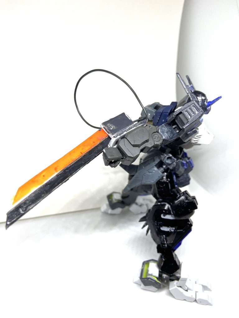 ヒートブレード右腕に取り付けてある武装、有線式になっており機体から直接起動用のエネルギーが送られる刀身が高温になっており継続的な熱に弱いナノラミネート装甲に対してある程度優位に戦えるようになっている。