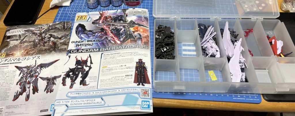 説明書を見ながら必要な箇所を切り出していきます。マルコシアスは上半身、バルバタウロスは下半身を使います。頭と腕はワンセットですが、胴体から下は2セット使うことになるので、途中からなんだかよくわからなくなってきましたw似たような部品ばっかりだしw塗装しようとしたらフレームだけで猫の手を使い切りましたw