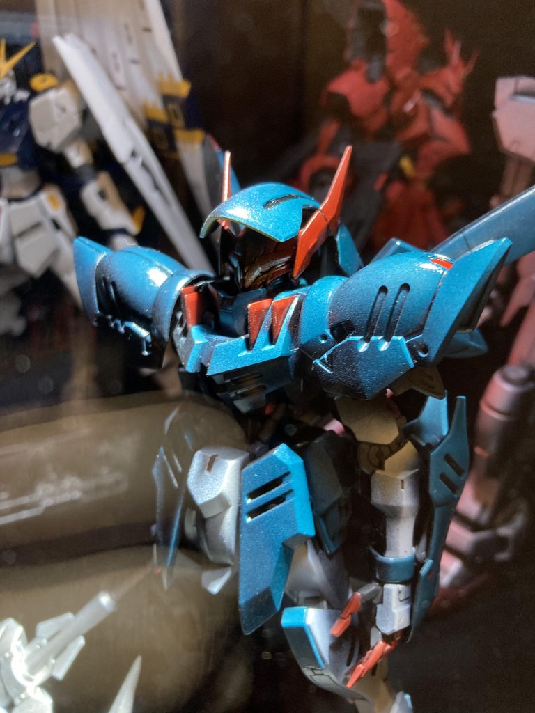 ガラスケースの前のほうに置いてます。今のところ、かなりお気に入りの作品。