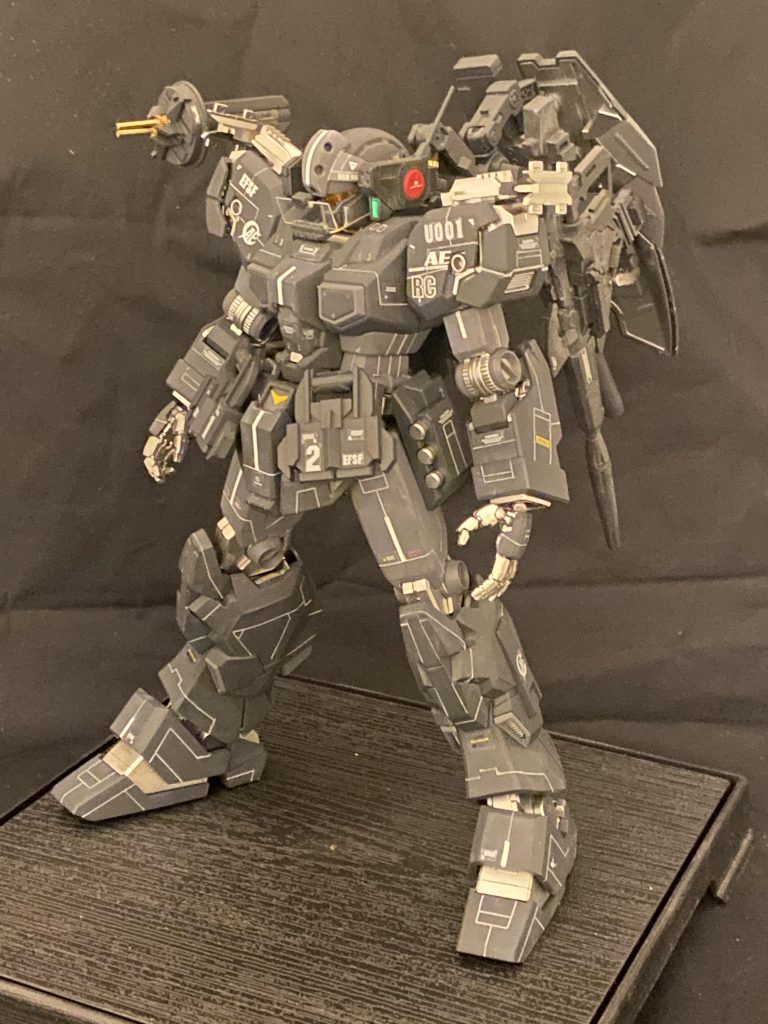 頭部はガンダムマーク2のバルカンを設置。アイカメラ前部には遮光板兼デブリカバー設置。(コロナマスクにもなります。)右肩の装備はバリアと簡易的な攻撃が出来て広範囲のレーダーの様な物を製作設置。フロントアーマー前部にはナンバー1、2のグリップ付きの短距離戦専用ビームソード兼ビームガンを製作設置。