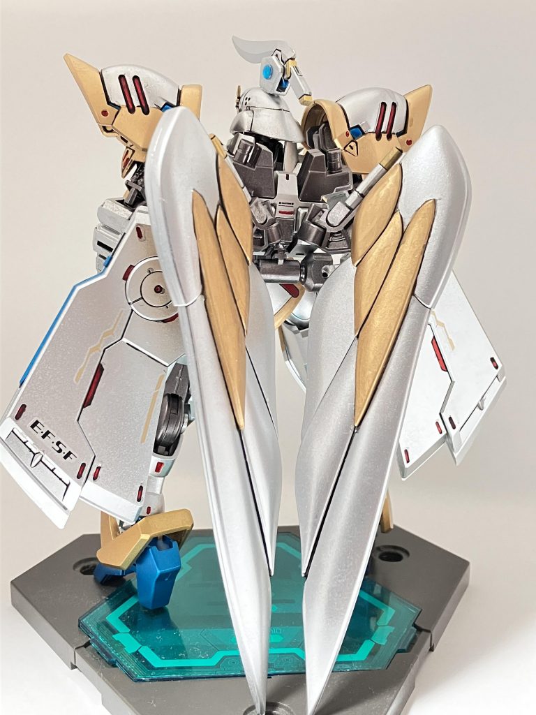 バックパックには大きな翼