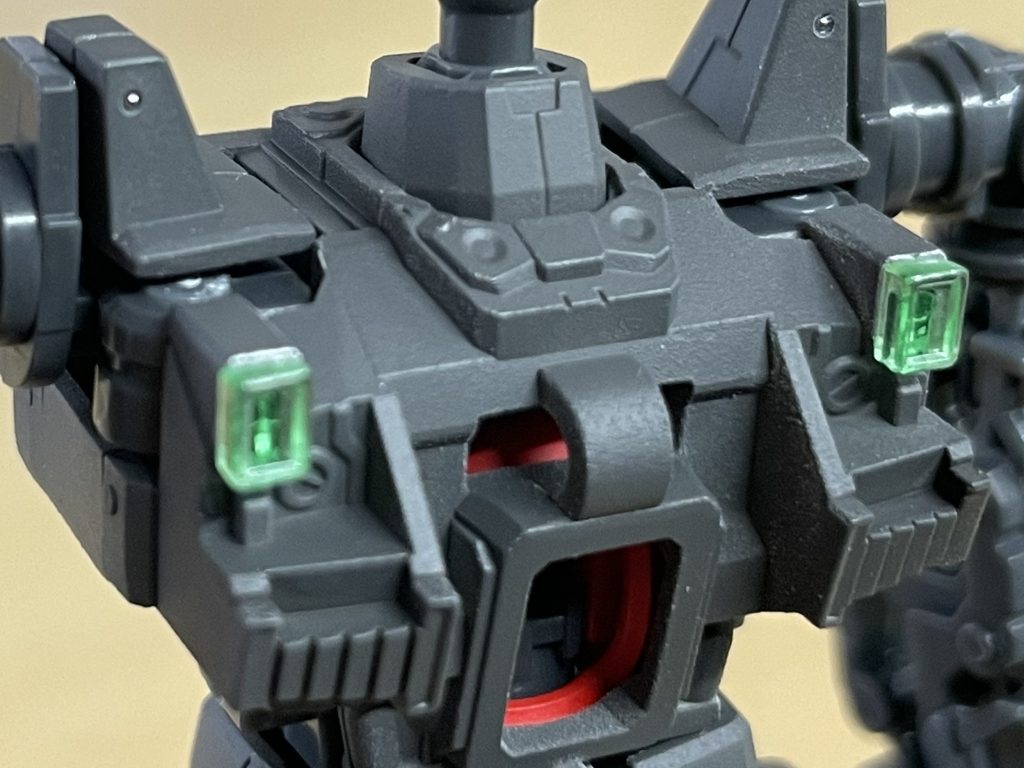 肩にはメタルボールを埋め込み。コックピット外装は【モンザレッド】で塗装。