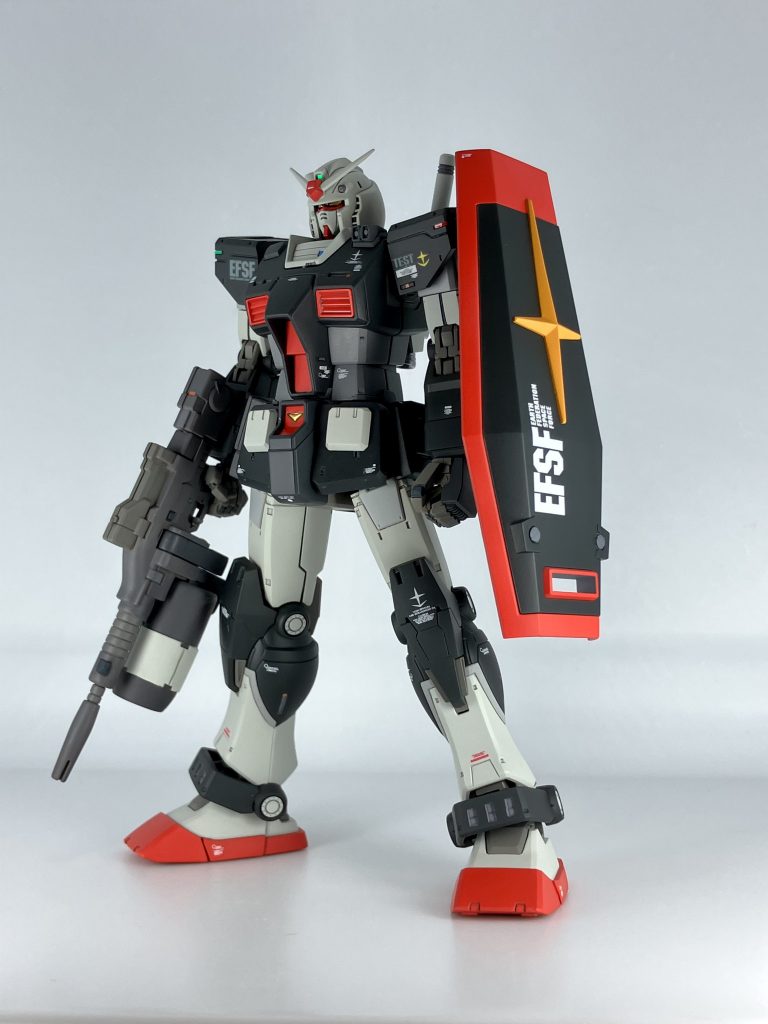 頭部はガンダムFSDを改造。胴体はインテークを内蔵型に、腰のホルスターはジャンクパーツで製作。前腕と足首は段落ち形状を削り込みで再現しました。