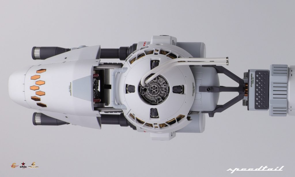 レーシングボールらしく、エキゾーストパイプ風のディテールや露出したエンジン、ハーフトーンの装飾外装など詰め込んでいます