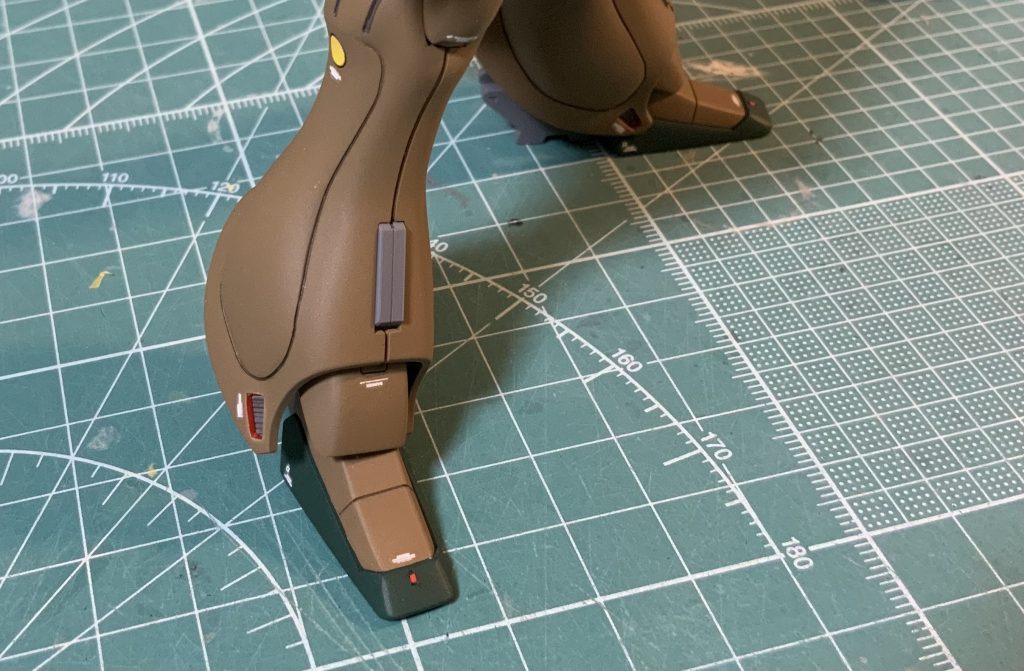 脚部裾に位置するスラスターは一度くり抜いた後に新規造形しています。最後までご覧いただきありがとうございました。