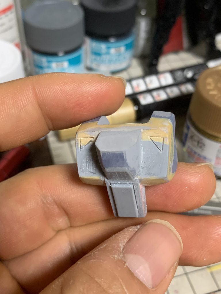 胸部装甲の形状が似てないのが気になってパテとプラ板で形状変更。