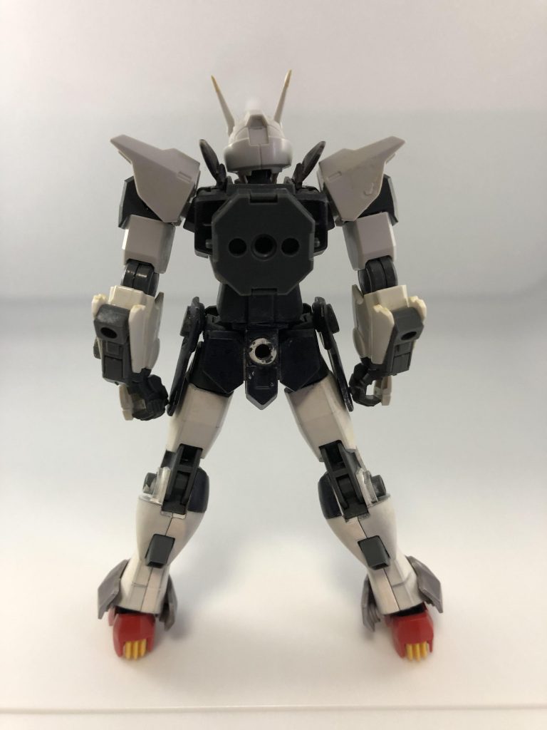 背面。バックパックはコンデンサという設定。エネルギーが尽きたら切り離します。