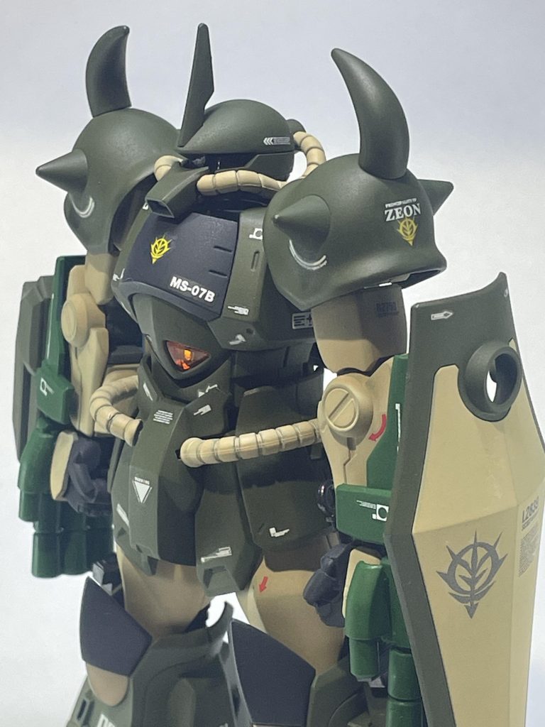 元が初期HGグフが原型なだけにところどころ物足りなさがありますが、重装備感は強く世間の評価、人気は納得できます。