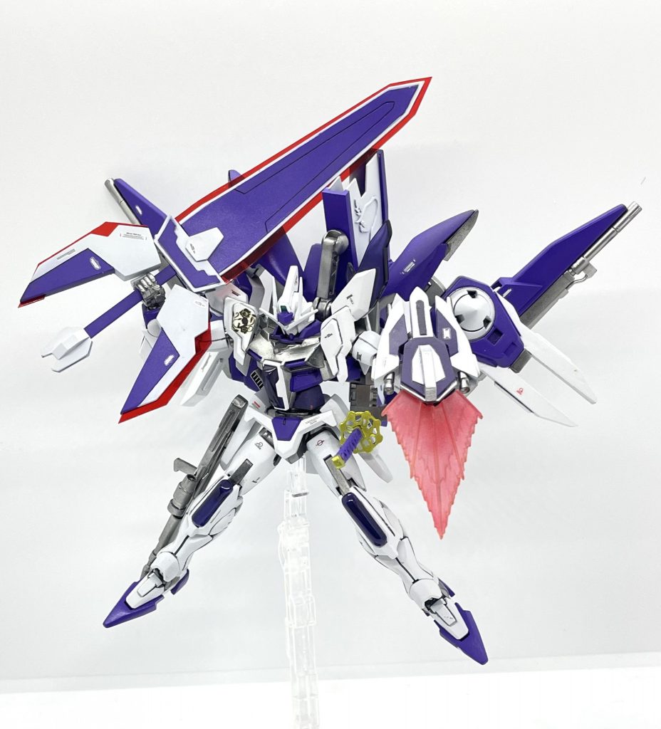 大剣のGNソードを鞘から抜き、シールドからビームを発生させてる状態。大剣とシールドはフルスクラッチです。