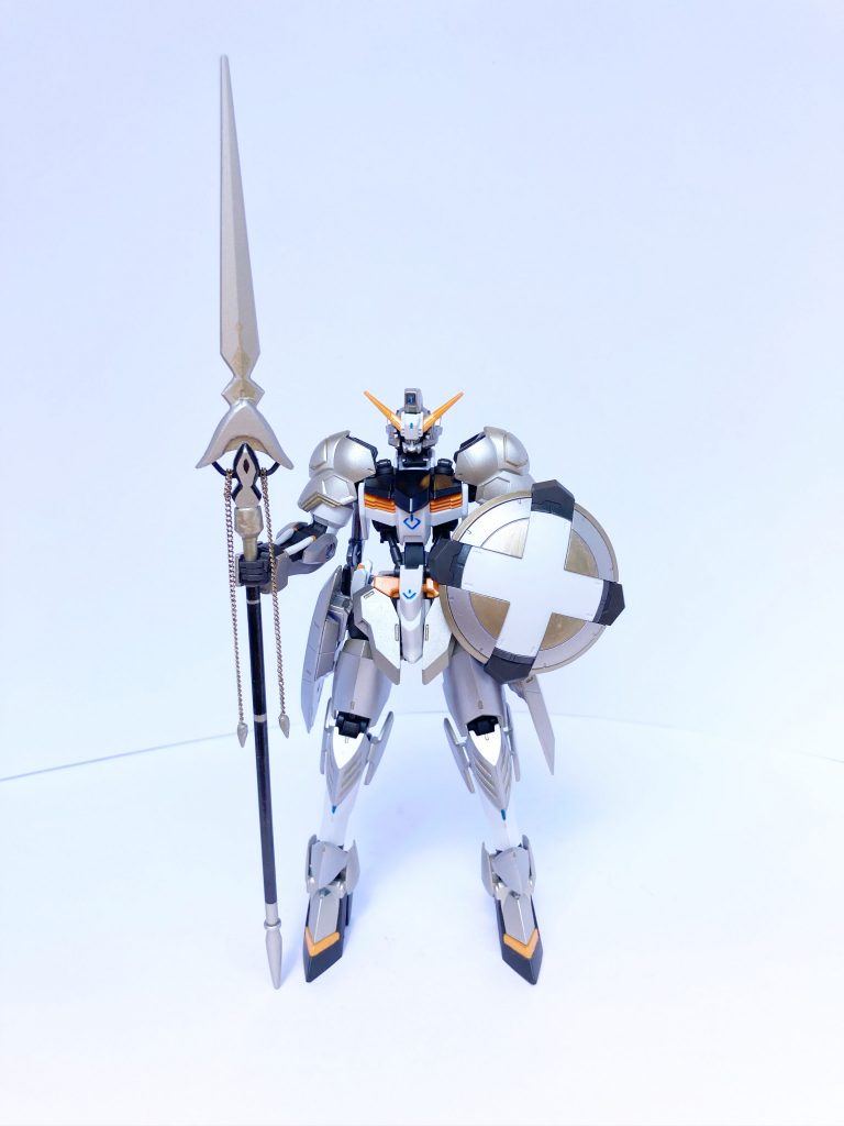 聖槍ロンギヌス　本機と同じく神殿に隠されていたパーシヴァル唯一のオリジナル武装。機体を起動した際に、機体名が「パーシヴァル」と判明し、その関係から、この槍の名前も「ロンギヌス」と名付けられた。　ロンギヌスには、エネルギーを刃へと誘導・吸収し、鎖部から放出するという機能が付けられており、対エネルギー兵器の側面がある。厄祭戦期には、エネルギー兵器（ビームライフルなど）がMAに装備されていることが多いため、対MA用の兵器として開発されたと推察される。一方、敵機体に突き刺すだけでもエネルギーを強制放出させ、機体性能を下げるので、エネルギー兵器を持たないMS用の武装としても十分に効果が期待できる。