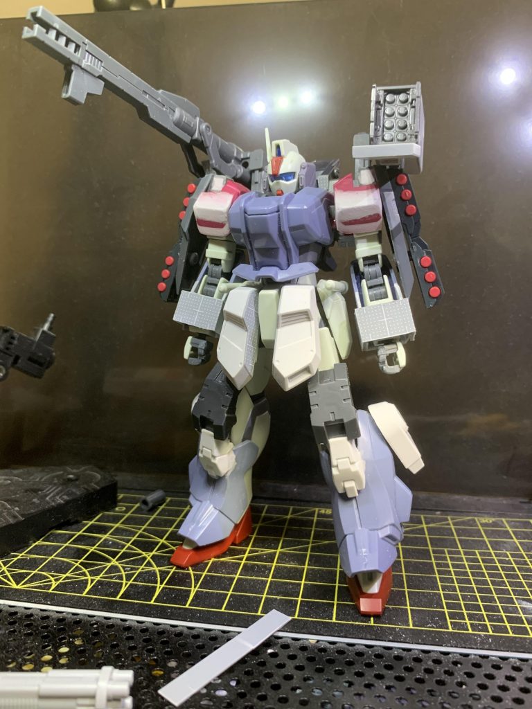 制作途中終盤(前面)。両肩脇のグレネードは結局使いませんでした。