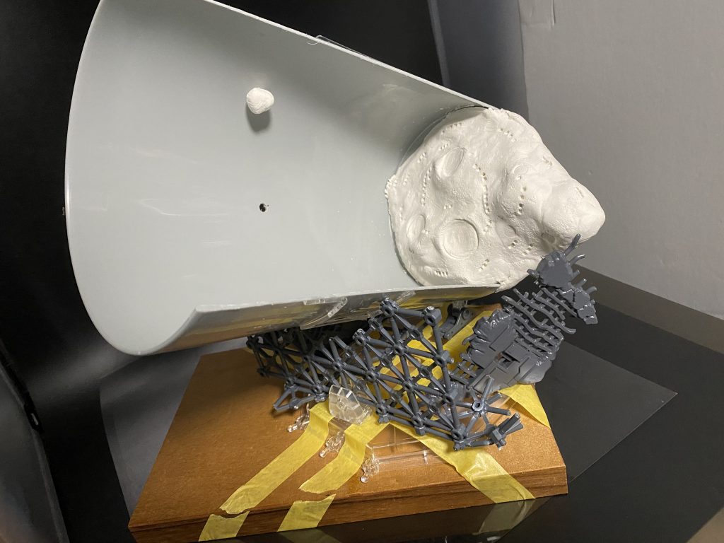 右側の宇宙基地は石膏粘土で適当に作りました。台座部分にはガンダムベースのデブリパーツセットでそれっぽく