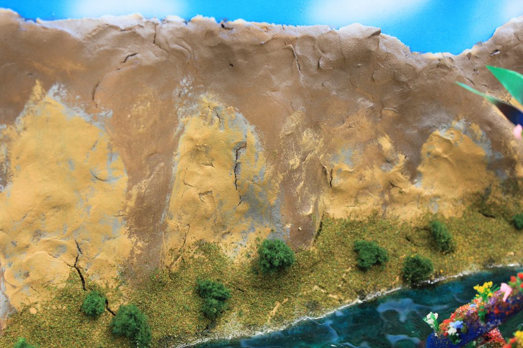 背景はウッドチップに紙粘土ベースで作りました。