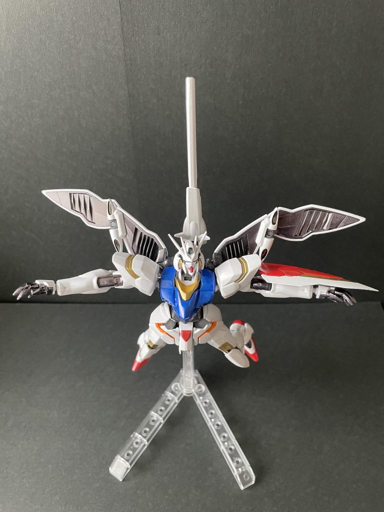 他の投稿者さんがやってて気に入った滑空ポーズから。使用カラーは、・ガンダムニューホワイト・ヘビーガンメタリック・メタリックオレンジ・ガンダムメタレッド・ガンダムメタグリーン・ガンダムイエロー・ガンダムブルー　をエアブラシシステムで、・GXブルーゴールド・クリアーイエロー　を筆塗りしました。