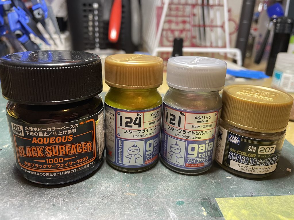 今回の塗装レシピはこちら黒サフ立ち上げガイアノーツの2色を混ぜて仕上げはスーパーリッチゴールド