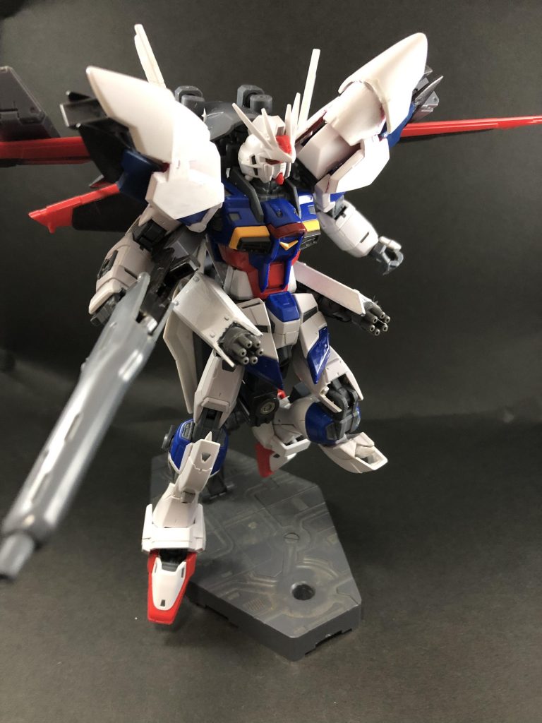 腰部ガトリングキャノン。アームで繋がれているので結構フレキシブルに動きます。
